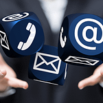 Imagem de um homem com vários dados de tecnologia nas mãos