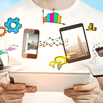 Homem segurando um tablet