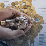 Mão segurando várias moedas