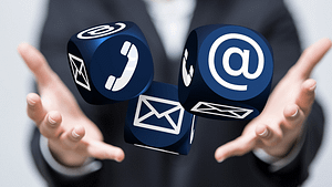 Imagem de um homem com vários dados de tecnologia nas mãos