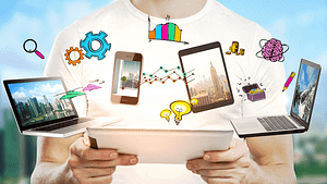 Homem segurando um tablet