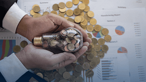 Mão segurando várias moedas