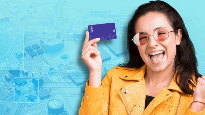 mulher segurando o cartão da Leads Card